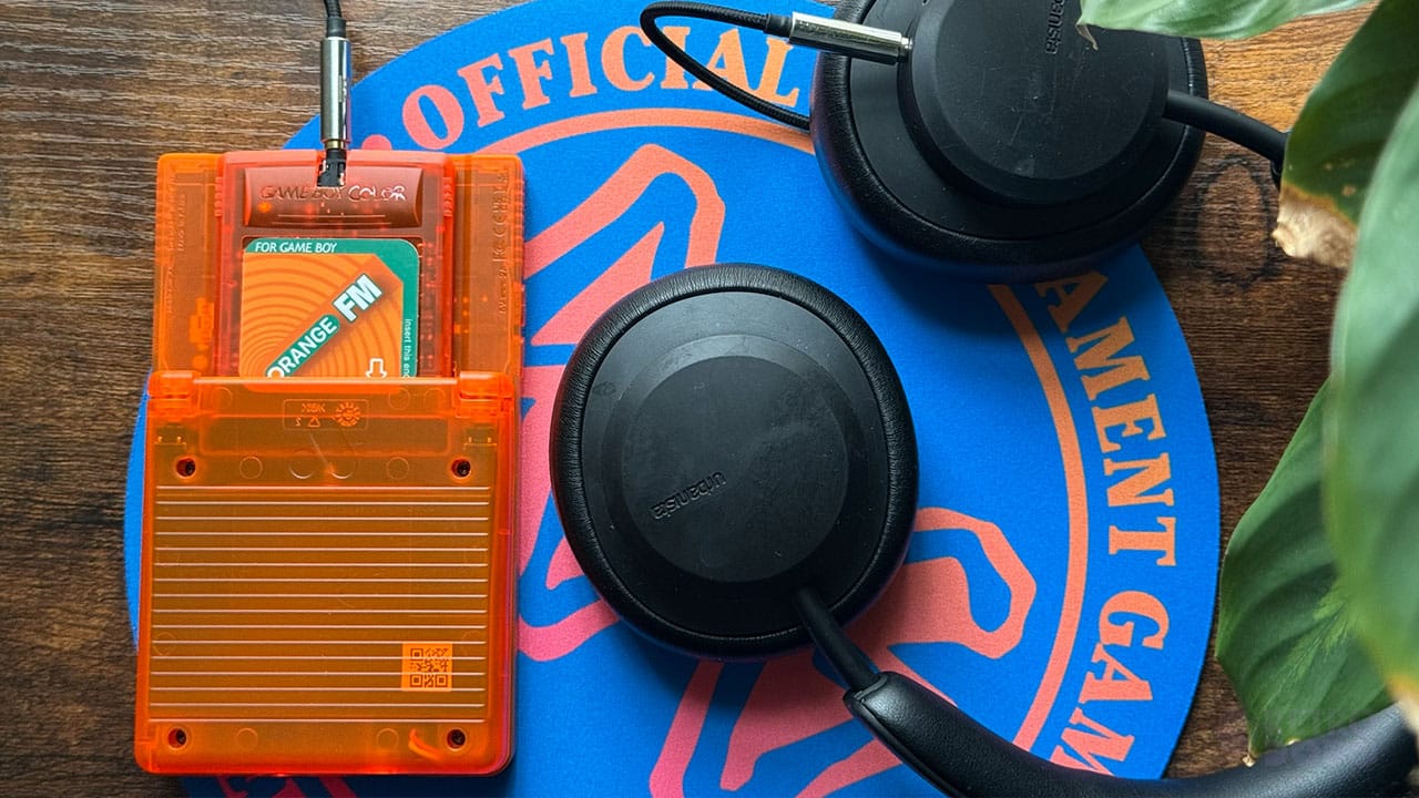 Orange FM cart in an Analogue Pocket on Seb's desk