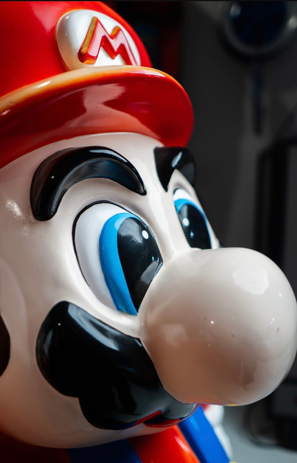 Close up on the face of the N64 promotional Mario statue