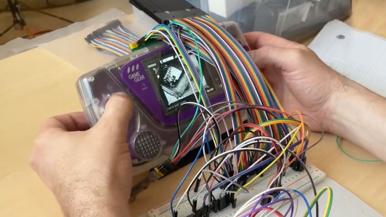 Modder Creates Game Gear Camera Using Original GBC Hardware post image