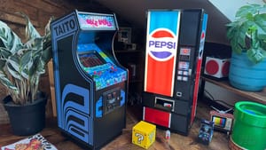 Numskull Quarter Arcades Bubble Bobble unit (blue) and a USB Hub designed like an 80s Pepsi vending machine