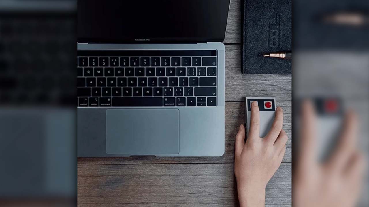 Person using the NES Mouse with their Apple Mac Computer