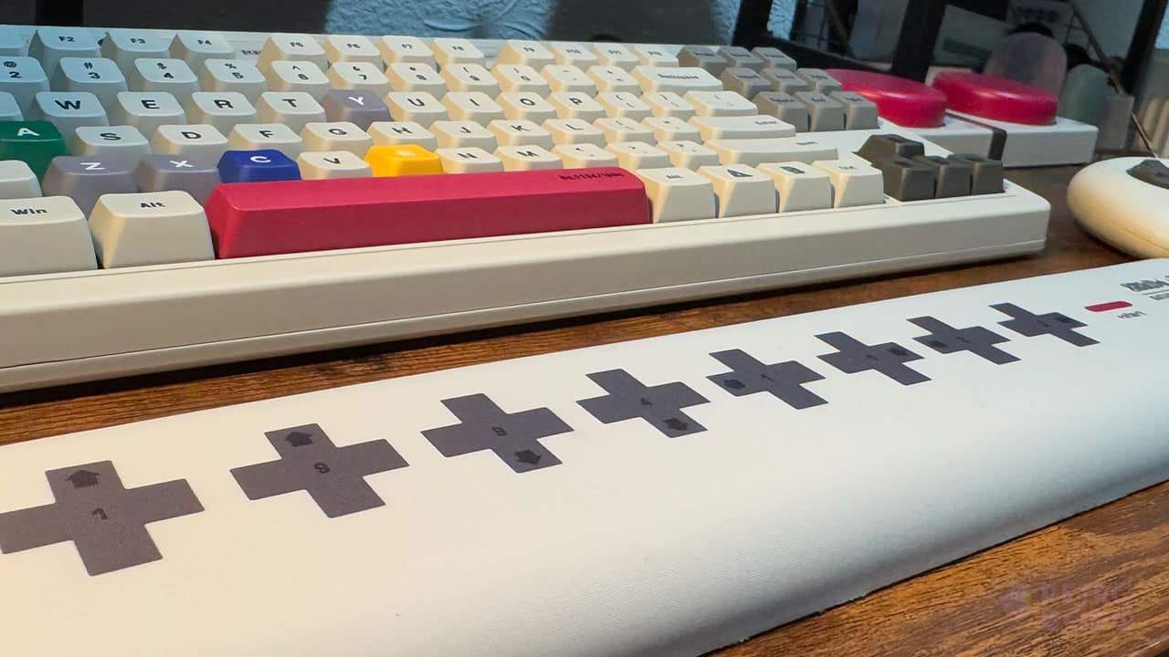 The Wrist rest for the S Edition keyboard from 8BitDo