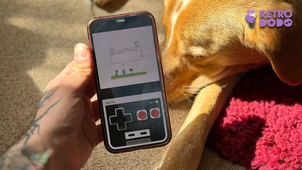 Себ държи телефона си до кучето си Билбо