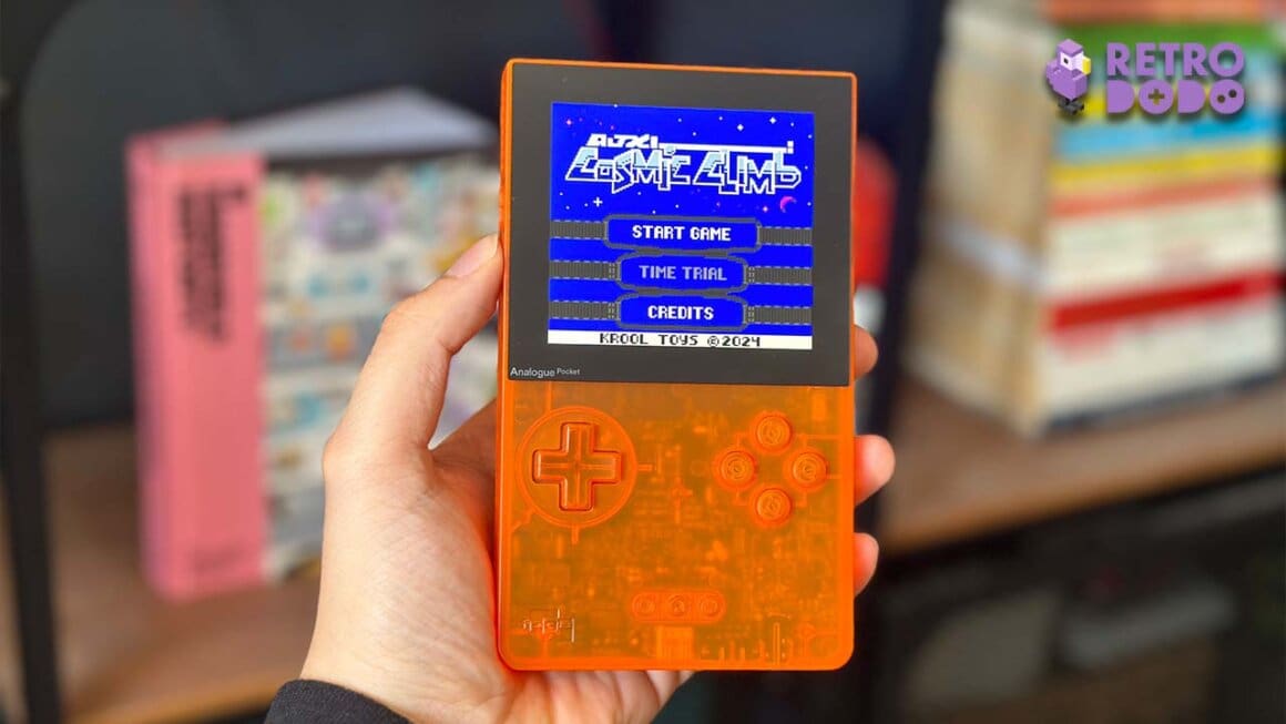 Brandon's Orange Pocket portátil con juego Cosmic Climb